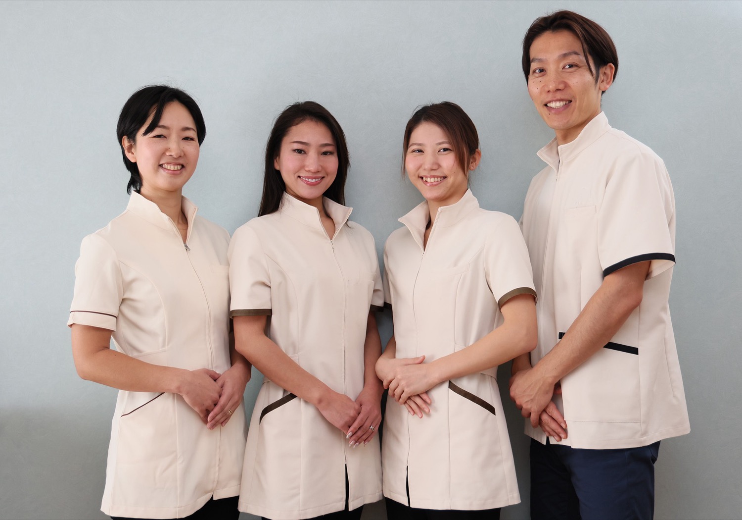 美容整体 makaniのスタッフ4人